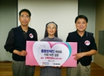 한국전력 김쌍수 사장(사진 오른쪽)과 김주영 노조위원장(사진 왼쪽)이 봉사활동을 마치고 시립 평화로운집에 중증장애인 리프트 마련을 위한 성금을 전달하였다.