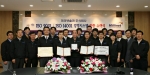미리넷솔라 임직원들이 미국 TRA인증원으로부터 ISO9001 · 14001 인증서를 전달받고 대구공장에서 인증수여식 기념촬영을 하고 있다.