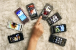 왼쪽부터 800만 화소 풀터치스크린폰 '픽손(M8800)' , '애니콜 햅틱(SCH-W420)' 화이트, '애니콜 햅틱(SCH-W420