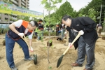 5월 30일, 한국씨티은행과 서울그린트러스트가 개최한 ‘그린씨티 3호 수서동 우리동네숲 만들기’ 행사에서 하영구 한국씨티은행장(좌)과 양병이 서울그린트러스트 이사장(우)이 함께 나