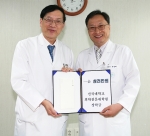 올해 상허대상 수상자인 송명근 교수(왼쪽)가 1일 상금 3,000만원 전액을 건국대의학전문대학원 한설희 원장(오른쪽)에게 전달한 뒤 기념촬영을 하고 있다.