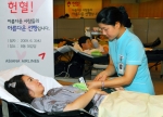 3일 아시아나항공 임직원들이 강서구 오쇠동 아시아나타운에서 `사랑의 헌혈' 행사를 하고 있다.
