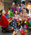 9일 강서구 오쇠동 아시아나타운 교육훈련동에서 열린 '쓰촨성 대지진 재해지역 어린이 초청행사'에서 참가 어린이들이 아시아나항공 승무원의 마술을 보며 즐거워 하고 