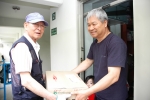 아파트택배 배송을 하시는 김종철(77) 할아버지가 고객에게 택배물건을 전달하고 있다.