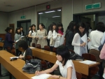 서울시내 주요대학에서 진행된 S맥주 홍보대사 현장 모집에 여대생들의 참가 신청이 줄을 잇고 있다