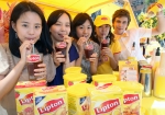 유니레버코리아의 차 전문 브랜드 립톤이 6월 11일 서울 이마트 성수점에서 아이스티 믹스를 이용한 다양한 음료를 칵테일쇼와 함께 선보였다.