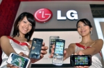 커뮤닉아시아 2009가 열리는 싱가포르 엑스포 전시장에서 LG전자 모델이 S-Class UI를 탑재한 휴대폰 4종(좌로부터 아레나, LG-GM730 스마트폰, LG-GD900크리스