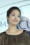 배우 박민영이 '원데이 아큐브 디파인 내츄럴샤인' 런칭 행사에 참여하여 자신만의 은은하게 빛나는 아름다운 눈빛을 선보이며 밝은 미소를 선보이고 있다.