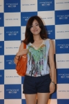 탤런트 이영은이 '원데이 아큐브 디파인 내츄럴 샤인' 런칭 행사장을 찾아 시원한 여름 패션과 함께 빛나는 눈빛을 선보이며 미소 짓고 있다.