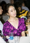 영화배우 김민정이 ‘원데이 아큐브 디파인 내츄럴 샤인’ 런칭 행사장에 참여하여 은은하게 빛나는 눈빛을 돋보이게 만들 수 있는 뷰티 시크릿을 듣고 있다.