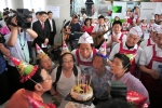 참석자중 생일을 맞은분들의 생일축하를  함께 하는 김문수 경기도지사