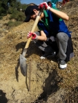 지난 2월에 진행된 09나마스떼 한국 네팔 청소년희망프로젝트캠프에 참가한 참가 청소년이 열심히 나무심기를 하고 있다.