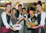 해적복장을 한 아시아나항공 매직팀 승무원들이 기내에서 마술쇼를 비롯하여 시원한 여름용 칵테일을 즉석에서 만들어 제공한다.  매직팀 서비스는 이달 21일 인천발 시드니행 OZ601편