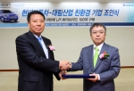 신영동 현대차 국내영업본부장(사진 좌측)과 박종국 대림산업 경영지원본부장(사진 우측)이 업무협약을 체결한 뒤 악수하고 있는 모습