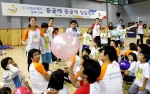 CJ그룹 상반기 신입사원 90명이 15일 충북 충주 건설교육연수원에서 대전, 원주, 부천 지역 공부방 아이들과 함께 요리를 만들며 즐거운 시간을 보내고 있다.