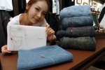 LG전자 모델이 X120 아이스크림 넷북 상판에 리바이스 청바지 디자인, 로고와 테두리 라인에 리바이스 특유의 붉은 색상을 적용한 '엑스노트 리바이스 스페셜 에디션
