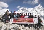 2008년 로체원정대원들이 칼라파타르(5550m)등정에 성공한 뒤 기념촬영하고 있다.