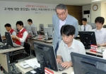 비씨카드는  업계에서는 처음으로 21일 오후 서울 중구 소재 대체사업장에서 BCP(업무연속성계획) 모의 훈련을 실시하였다. 사진은 대체사업장에서 업무 정상화 훈련 모습을 지켜보는 