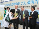 허준영 한국철도공사 사장이 열차승객에게 녹색부채를 전달하고 있다.