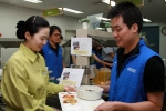 삼성SDS 임직원들이 '한 끼, 나눔의 날'  행사에 참여해 분식을 먹고 있다.