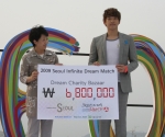 가수 비가 자선바자회 수익금과 팬클럽이 모은 성금 680만원을 아름다운가게 이혜옥 상임이사(좌측)에게 전달하고 있다.