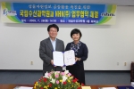 ‘NHN-국립수산과학원 업무 협약식’에 참석한 (좌측부터) 국립수산과학원 임광수 원장과 NHN 검색본부 한성숙 이사