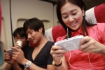 기내에서 PSP®를 즐기고 있는 승객들