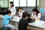대한항공 항공의료센터 의료봉사단은 7월 11일 서울 공항동 본사에서 양천구 신월동 ‘SOS 어린이 마을’ 보육원 및 지역아동센터 어린이 50여명을 초청해 의료봉사활동을 실시했다. 