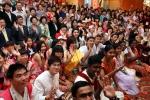 한국청소년단체협의회와 보건복지가족부가 개최한 2009 미래를 여는 아시아청소년캠프 개막식에서 아시아 22개국 300여 참가 청소년들이 전통의상을 입고 환하게 웃고 있다.