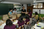 지난 3일 오전 10시 인천광역시 부평구에 위치한 명신여자고등학교에서 CJ뉴트라 직원들이 학생들에게 아침대용식과 건강기능식품을 나눠주고 있다.