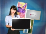 업계최초 모니터용 LCD 月 판매 ‘400만대’ 돌파를 기념해 LG디스플레이 직원이 21.5인치 와이드 모니터용 LCD패널을 선보이고 있다.