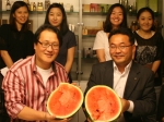롯데홈쇼핑 뷰티팀 오갑렬 팀장이 협력사 직원들과 함께 잘 익은 수박을 잘라 보이고 있다.