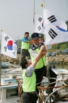 KT, 서해 최북단 백령도 어선에 ‘나라사랑 태극기 달기’ 봉사활동