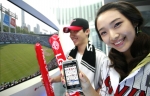 LG텔레콤(대표 정일재 / www.lgtelecom.com)은 오는 18일부터 모바일인터넷 OZ를 통해 휴대폰으로 국내 프로야구 생중계 동영상을 볼 수 있는 서비스를 시작한다고 밝