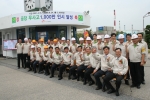 김창근 부회장(앞줄 정가운데)이 수원공장을 찾아 임직원들과 함께 무사고 1,000만인시 기념사진을 찍고 있다.