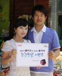 한경희생활과학와 총각네 야채가게는 오는 28일까지 공동으로 ‘살균녀 클리즈&싱싱남 총각네 건강만남 이벤트’ 진행하며 살균녀(왼쪽)와 싱싱남(오른쪽)이 총각네 야채가게 앞에서 이번 