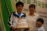 목포 신안비치호텔에서 열린 제6회 장애인기능대회 제과제빵부문에서 금메달을 수상한 광주지역 대표 이용규선수와 그의 가족들이 우승 작품을 들고 포즈를 취하고 있다.