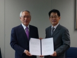한국정보인 김인식 대표(왼쪽)와 A3시큐리티 한재호 대표가 통합보안 공동사업을 위한 전략적 제휴를 체결하고 있다.