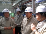 해저케이블 생산공정에 대해 설명을 듣고 있는 구자홍 회장(오른쪽 2번째)