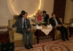 2007년 2월 7일, LIG손해보험 구자준 회장(왼쪽)이 중국 난징시 장홍쿤시장을 만나 LIG손해보험의 중국 보험시장 진출 위한 양자간 협조 사안을 논의 하는 모습