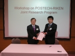 POSTECH은 5일 일본에서 세계 최대 규모의 방사광가속기연구소인 RIKEN SPring-8센터와 공동연구를 위한 MOU를 체결했다. (백성기 POSTECH 총장(좌), 이시카와