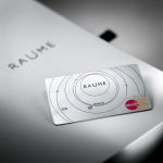 삼성카드는 초우량 고객을 대상으로 개인비서와 같은 프리미엄 컨시어지(Concierge) 서비스를 제공하는 신용카드 'RAUME(라움)'을 선보였다.