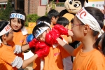 6일 오전, 서대문구 서울미동초등학교에서 진행된 광동제약 비타500의 환절기 감기 예방 무료 이벤트에서, 어린이들이 감기 바이러스를 무찌르는 퍼포먼스를 하며 즐거워하고 있다. 이날