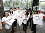구글코리아 직원들이 역삼동 강남파이낸스센터 2층 ‘구글 검색 라운지’에서 “한글사랑, 구글”이 적힌 티셔츠를 나눠주고 있다.