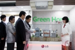 LG전자가 13일부터 16일까지 서울 삼성동 코엑스(COEX) 에서 열리는 2009대한민국 녹색 에너지 대전에 참가, 친환경 고효율 관련 기술력을 과시한다.