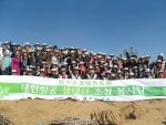 대한항공은 10월 12일부터 14일까지 중국 네이멍구 쿠부치 사막에 조성된 ‘대한항공 녹색 생태원’에서 과장급 이상 50명의 직원들이 식림 봉사활동을 벌인다. 사진은 13일 쿠부치