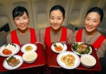 아시아나항공 승무원들이 이달 16일(금)부터 업계 최초로 한/일 전 노선 기내에서 서비스하는 쌀막걸리를 도토리묵 등 한식 메뉴와 함께 소개하고 있다.