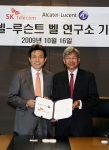 SK텔레콤 Network기술원 변재완 원장(사진 왼쪽)과 벨 연구소 드바이시스 미트라(Debasis Mitra) 부사장이 10월 16일, SK텔레콤 본사에서 차세대 유무선 통신기술