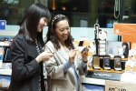 '보는 MP3플레이어'시대를 이끌어가는 옙M1과 옙R1이 누적판매량이 3만 5천대를 돌파하며 인기를 끌고 있다. 옙M1은 3.3인치 AMOLED를 채용하고 터치스