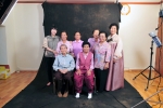 STX그룹 임직원들이 지역 어르신들의 건강과 장수를 기원하는 의미에서 ‘장수 효 사진 촬영’ 봉사활동을 실시하고 있다.